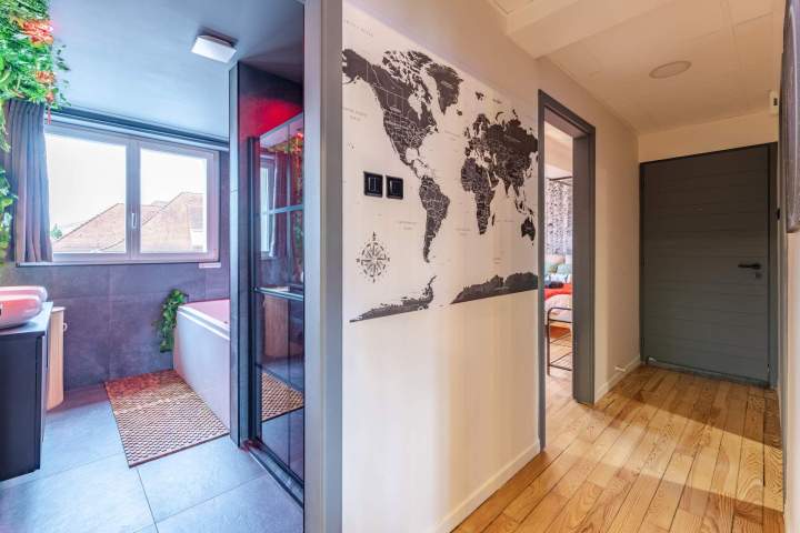 Couloir entrée carte du monde 